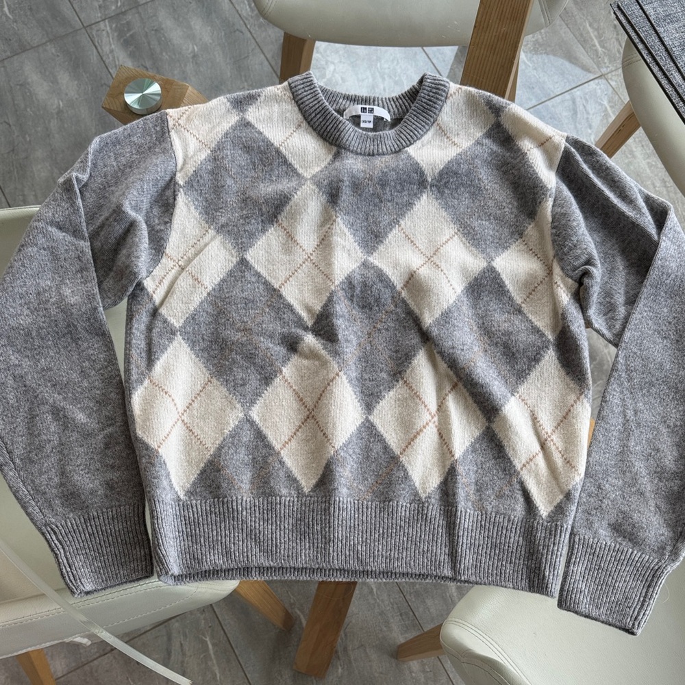 Classic Gray Argyle Crewneck Sweater - UniQlo 100% Wool